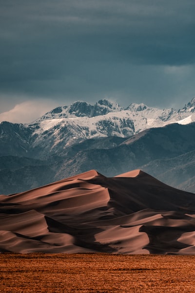 白昼雪山